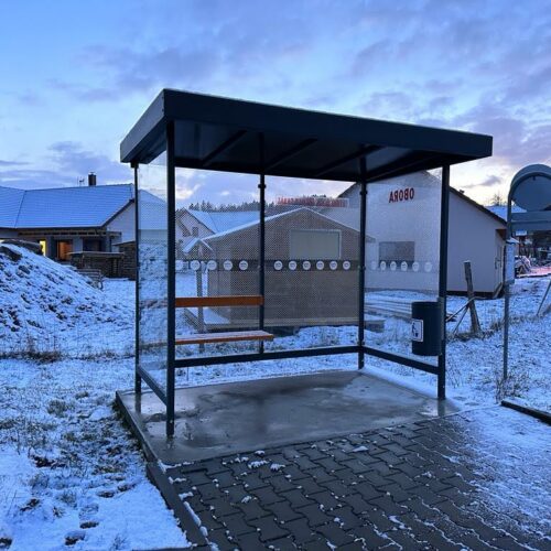 Bushokje Nova 8 Hier zien we de multifunctionele overkapping Nova als een bushok. De Nova overkapping is bestand tegen zware sneeuwbelasting en biedt een veilige en betrouwbare schuilplaats in elk seizoen.